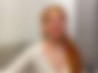 Live cam show with MarquitaDebelak - Bedroom on Camsoda