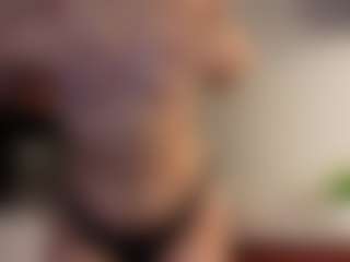 Live cam show with Amanda - Athletic Public on live18s.com