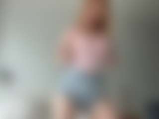 Live cam show with LauraStraker - Brown Eyes Red Hair on Camsoda