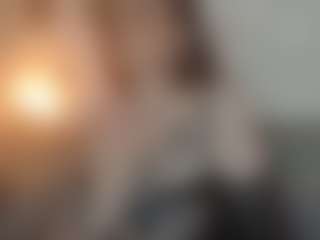 Live cam show with CoralShine - Gamer Mature on CamClone