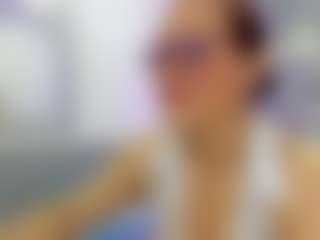Spettacolo in cam dal vivo con CataleyaReed - Striptease MILF su Camsoda