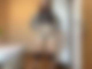 Live cam show with Kira - Average on Mixed Magazine Live