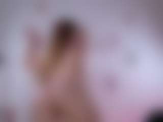 Live cam show with Sienna - Teen (18+) on Mixed Magazine Live