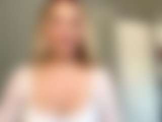 Live cam show with MerriRiesgraf - Average on Camsoda