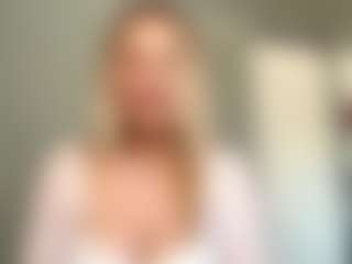 Live cam show with MerriRiesgraf - Squirt on Ass Tok
