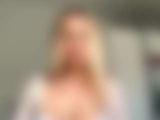Live cam show with MerriRiesgraf - Squirt on Stripli.com
