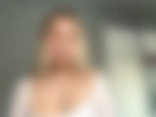 Live cam show with MerriRiesgraf - Oil on Camsoda