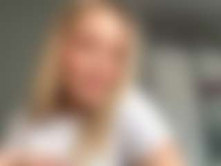 Live cam show with MerriRiesgraf - Solo on Camsoda