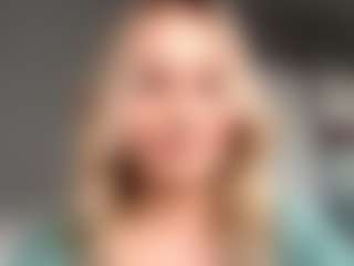 Live cam show with MerriRiesgraf - Strip on Big Tits