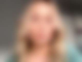 Live cam show with MerriRiesgraf - Shaved Pussy on Stripli.com