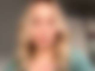 Live cam show with MerriRiesgraf - Average on Sweet Sext