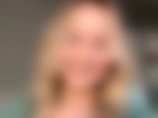 Live cam show with MerriRiesgraf - Flashing on googirlz