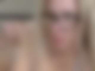 Live cam show with Drea - Skinny MILF on Gym Cam Girls