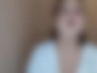 Live cam show with Laura - New Brown Eyes on SquirtSoMuch