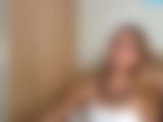 Live cam show with Julia - Tease on intimatelivegirls.com