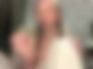 Live cam show with MillaColvert - Striptease on Pornisteam.com