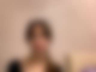 Live cam show with Lora - Brown Hair Petite on chickslive.net