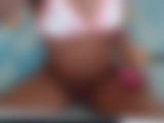 Live cam show with yohatinelly - Striptease on Latina Girls