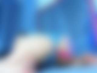 Performer in webcam MILF Aura in streaming live