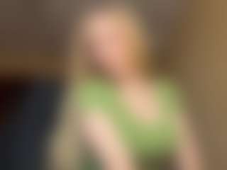 Live cam show with ApoloniaKlan - Shaved Pussy MILF on Camsoda