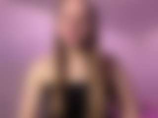 Live cam show with Kira Kinstler - Average on slutload