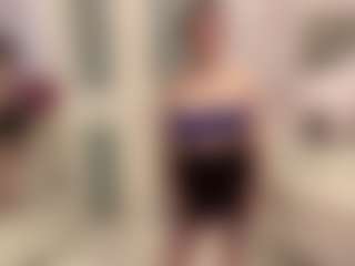 Spettacolo in cam dal vivo con RebaJarrells - Striptease su Camsoda