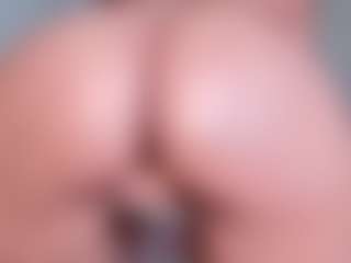 Live cam show with Kellynee1 - New MILF on xDating