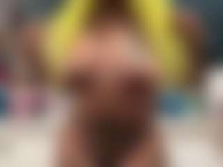 Live cam show with LaylaRed - Shaved Pussy MILF on Camsoda