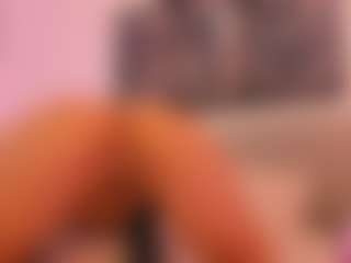 Live cam show with MilyMoretti - New Brown Eyes on StripNow