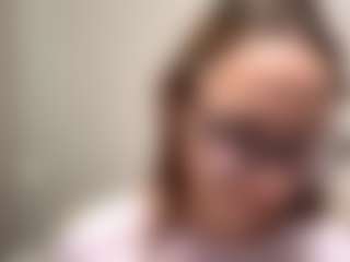 Live cam show with DaiseyDelavergne - Shaved Pussy on CamwithHer