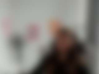 Live cam show with SamanthaDiamond - Brown Hair MILF on live.xbliss.ai