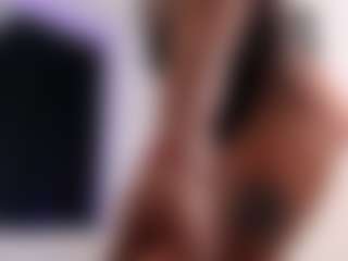 Live cam show with ROSEE-MADELEINE - Fingering on madthumbs