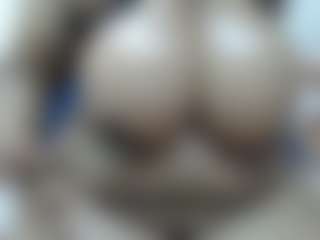 Live cam show with CurvyLolaXX - New Brown Eyes on livesexfox.com