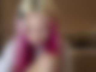 Live cam show with CrissyGenco - Striptease on Camsoda