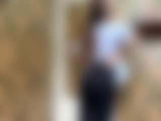 Live-Cam-Show mit Lora - Public Brown Hair auf Camsoda