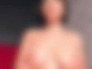Live cam show with Giannasue - Interactive on madthumbs