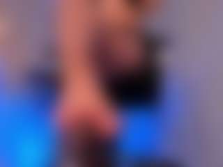 Live cam show with Bianca Pierce - Fingering MILF on CamClone
