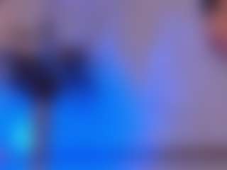 Live cam show with Bianca Pierce - Petite MILF on Hubzter Live