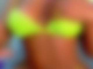 Live cam show with Valentina - Athletic MILF on Hubzter Live