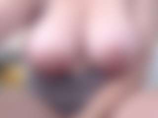 Live cam show with Misslissa - Curvy Teen (18+) on StripNow