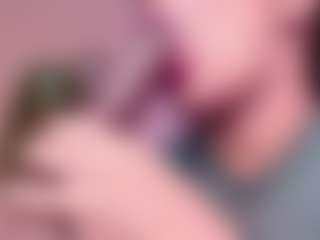 Live cam show with LiindaEvans - Fingers on Camsoda