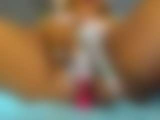 Live cam show with E L I E T T E - Tittyfuck on AdultVida.com
