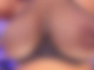 Live cam show with AlaiaSweet - Squirt Big Tits on AdultVida.com