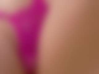 Live cam show with Chelseylewis - Skinny MILF on Camsoda