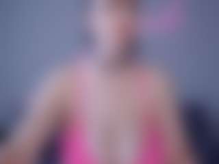 Live cam show with Helen Moore - Fingers on Camsoda