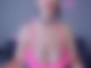Live cam show with Helen Moore - Fingers on Camsoda