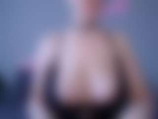 Live cam show with Helen Moore - Fingers on CamClone