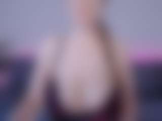 Live cam show with Helen Moore - Shaved Pussy Curvy on Camsoda