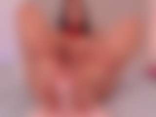Live cam show with Valery Santorini - Average on Milfs Live