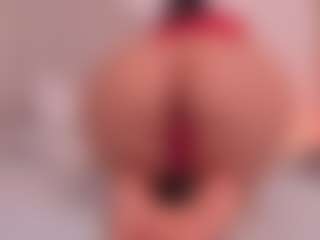 Live cam show with Valery Santorini - Fingers on Camsoda